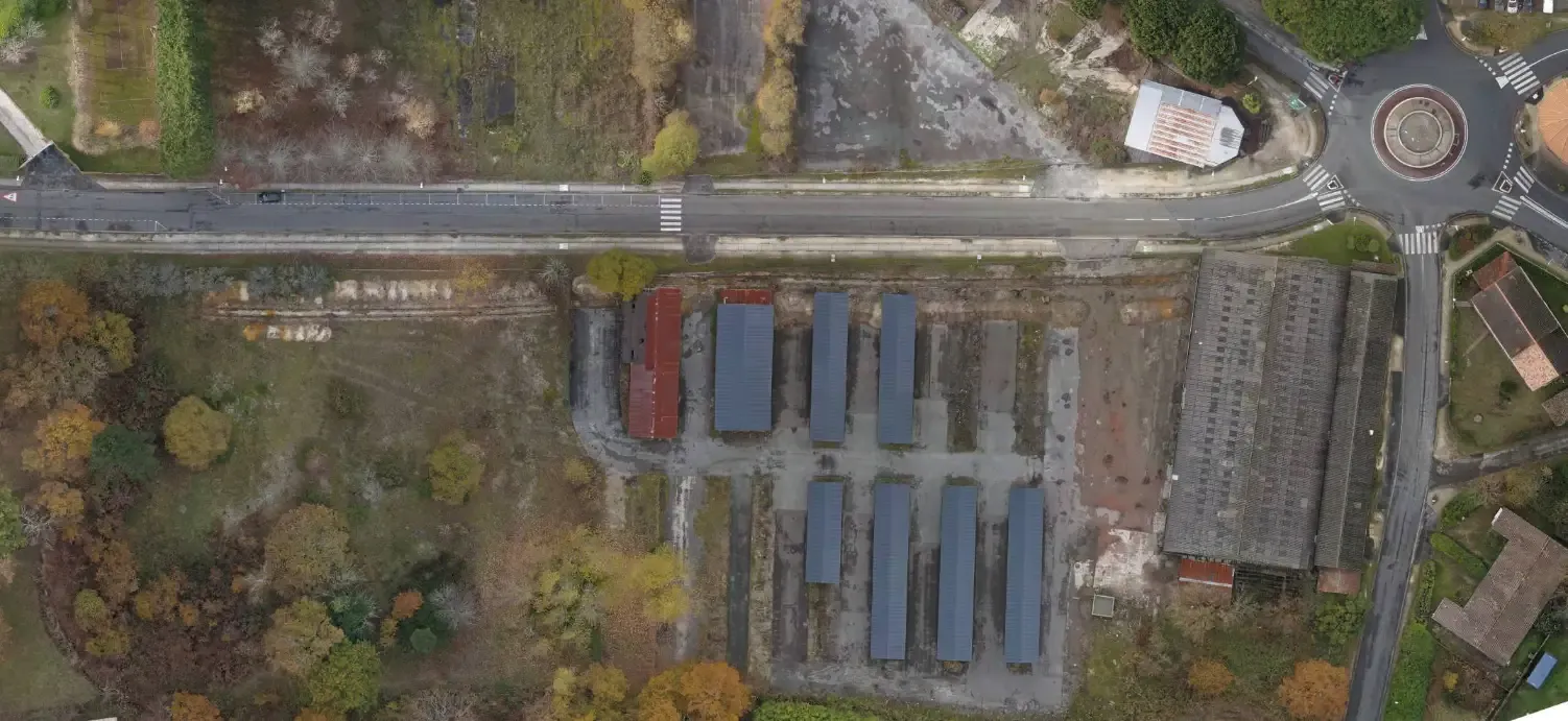 orthophotographie d'un centre-bourg en cours de réaménagement